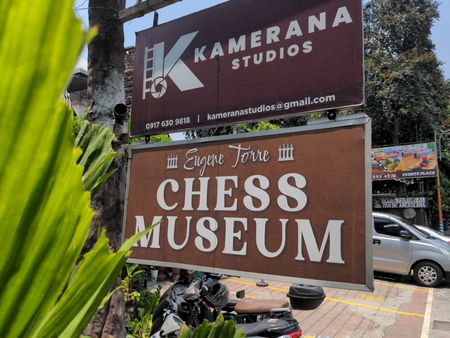 The sign indicating the museum on the road