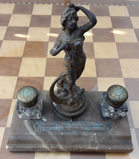 A photo of a quite exceptional object from the collection of Mr Guy Gignac, whom I thank once again. This is the inkwell donated by the participants to Alekhine.
