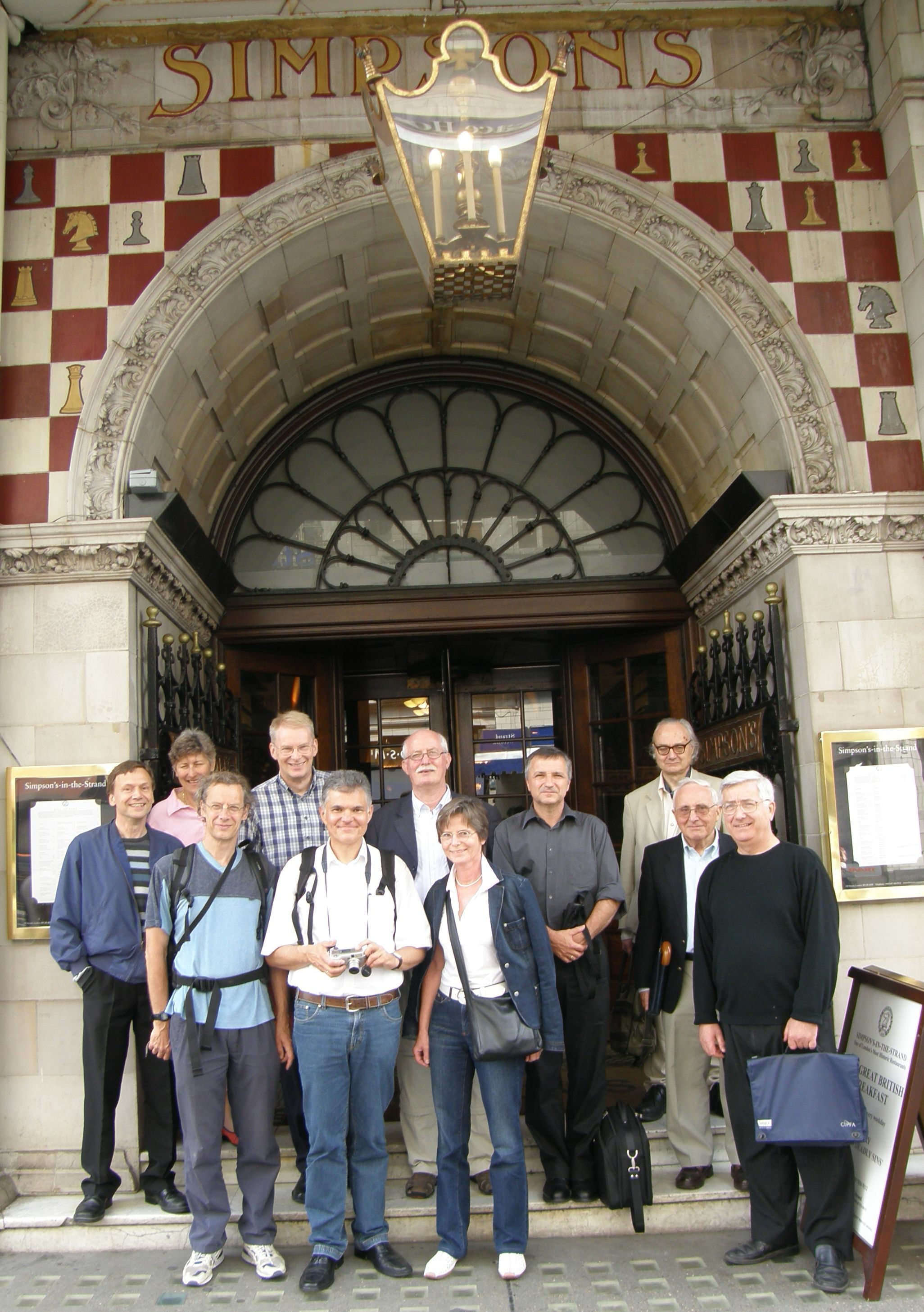 Outside "Simpson’s-in-the-Strand", Sunday, June 10, 2007