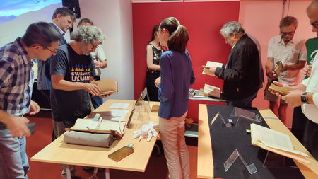 After this rich presentation, the various rare books were presented for consultation