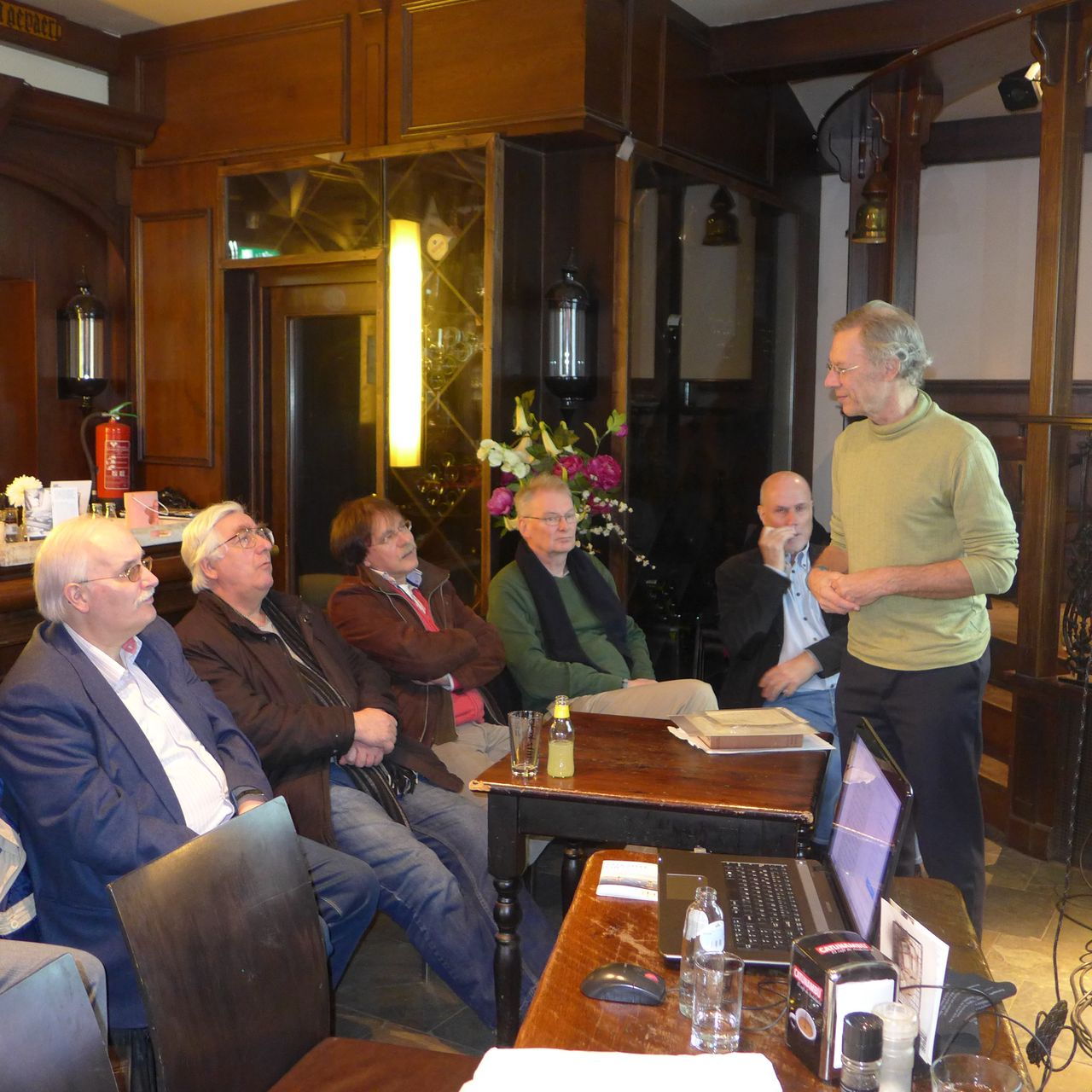 Jurgen Stigter is speaking to Bob van de Velde, Bert Corneth, Leo Hovestadt, Tony Gillam and Ton de Vreede, CH&LS meeting in Wijk aan Zee, 2017