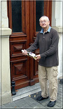 Manfred Mädler at the front door of his Blasewitz villa (with a chess keepsake from Brunswick)