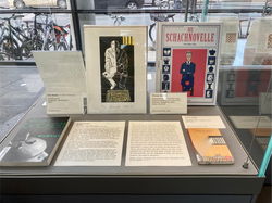 Vitrine der Ausstellung "Schach. Spiel – Sport – Wissenschaft – Kunst"