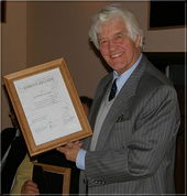 Lothar Schmid shows his certificate, he has been appointed honorary member of the Emanuel Lasker Society. Eckberg dinner, Dresden, November 2008.