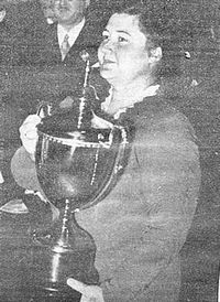 Vera Menchik mit dem Pokal (1939)