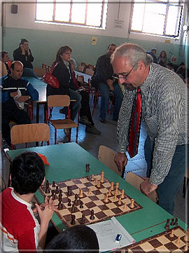 Guiseppe Arabito playing a simul against 30 children