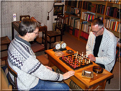 Hans-Jürgen Fresen (on the left) with his lodger Lothar Nikolaiczuk at the original chess board of Adolf Anderssen, next to it the Prague Vesely chess clock from 1908. (photo: Johannes Groß)