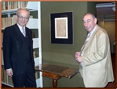 Prof. Dr. Schmidt-Glintzer and Mr. Roger Klittich in front of Lessing’s chess table