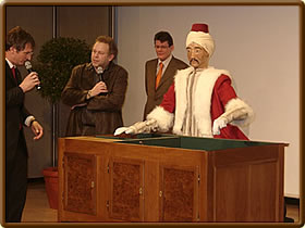 Norbert Ryska interviewt Bernhard Fromme, im Hintergrund Dr. Stefan Stein.