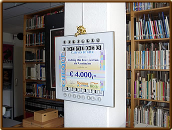 Im April ist das Max Euwe-Centrum vom Sponsor "Loterij" zum "Klub der Woche" gekürt worden - wie man sieht, war damit ein erbaulicher Scheck über € 4.000,- verknüpft.