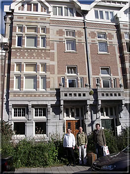 Hans-Jürgen Fresen, Otto Hutter und Norbert Fieberg vor dem "Hotel Stigter".