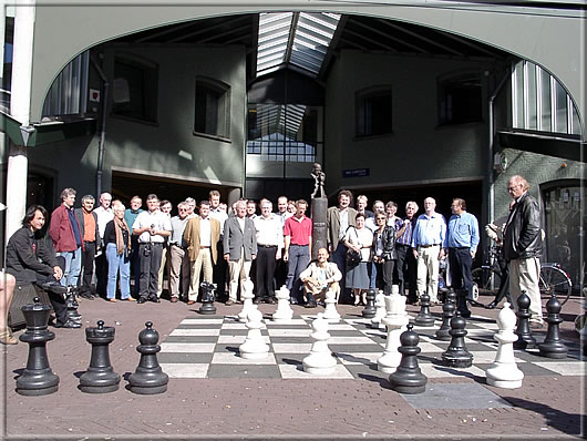 Ein Großteil der Teilnehmer am Büchermarkt formierten sich zum Gruppenfoto vor dem Max Euwe-Centrum.