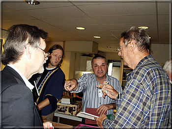 Heftiger Andrang bei Michael Negele auf dem MEC-Büchermarkt - links im Bild Tomasz Lissowski und René van der Heijden, rechts ein Gast, Herr Jongstra.