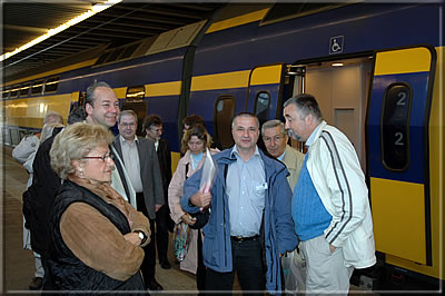 Mit dem Zug ging es von Amsterdam nach Den Haag. Aus unserer KWA-Runde sind Frau Sanvito, Jörg Abramowski, Ralf Binnewirtz, Tomasz Lissowski, Frau Fayard, Michael Negele, Alessandro Sanvito und Alain Fayard zu erkennen.