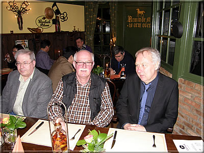 Still sitting there without a drink ... (on the right Lars Grahn) At the next table in the background Vassily Ivanchuk, a little better visible in the enlarged detail below.