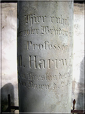 Die Grabstele mit Inschrift