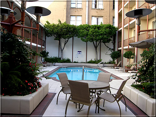 Ein swimming pool im Innenhof des Hotels lädt zur Erfrischung ein, links hinten lag unser zweites, sehr ruhiges Zimmer.