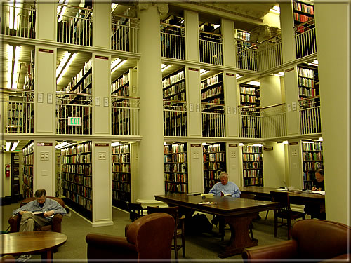 Blick in den Leseraum der Bibliothek