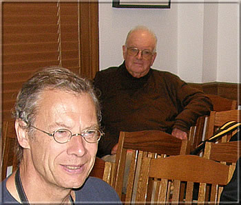 Robert Moore saß in der hinteren Ecke des Auditoriums